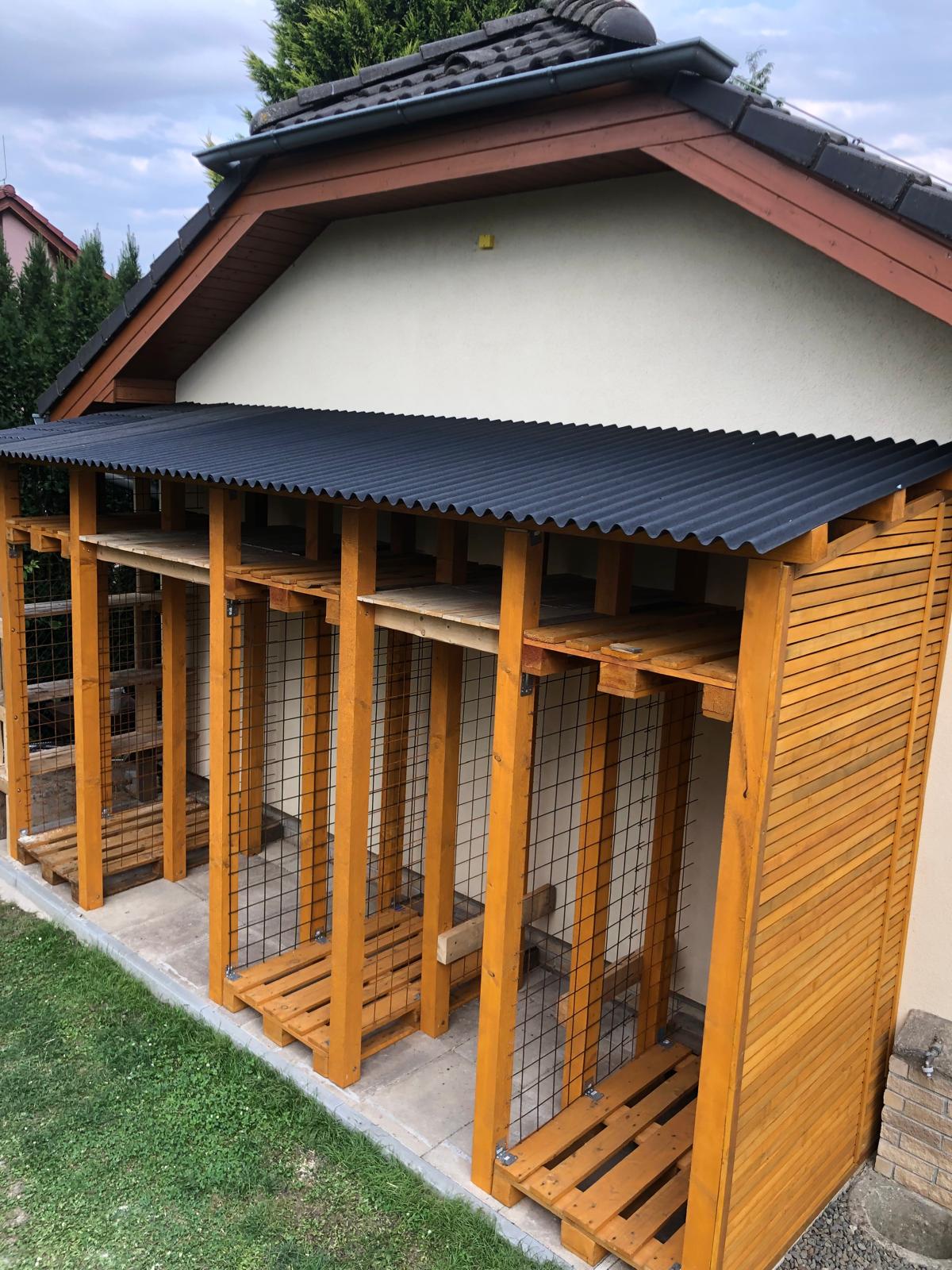Výroba a montáž dřevěného přístřešku u domu